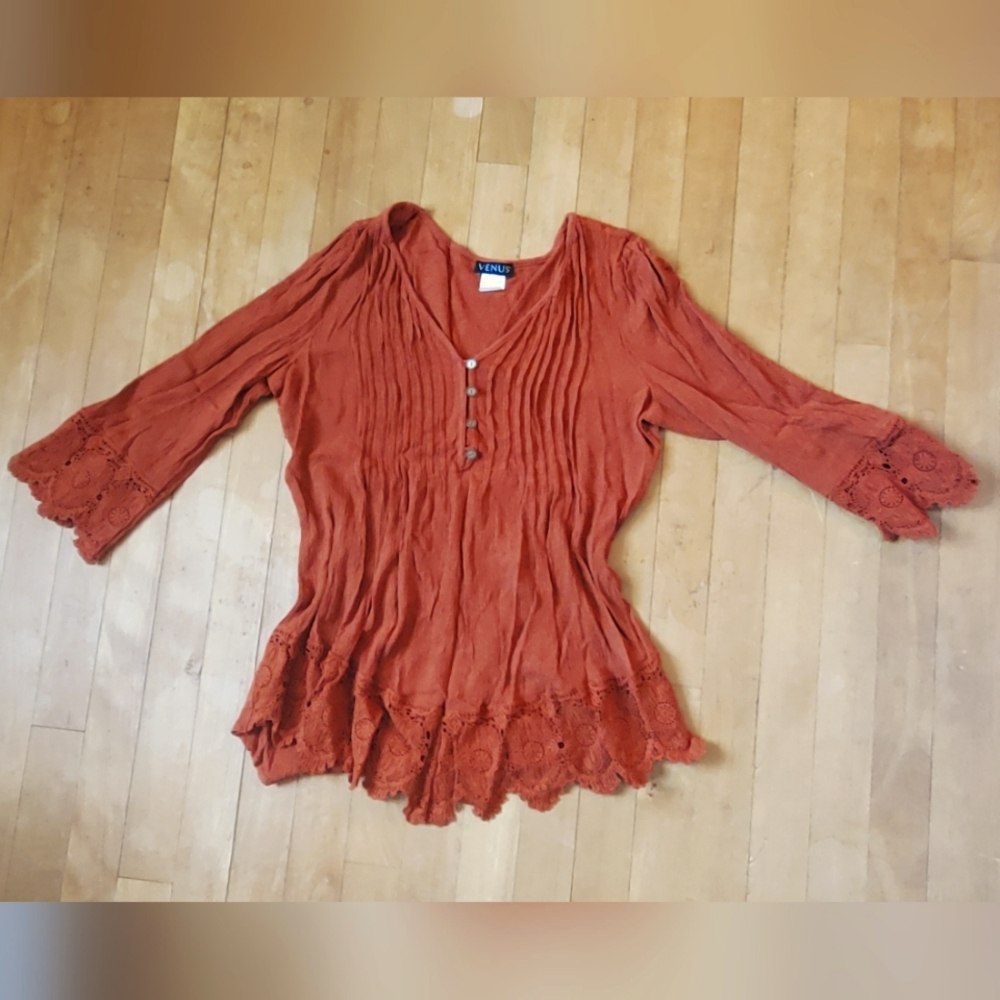 VENUS lace detail button up top